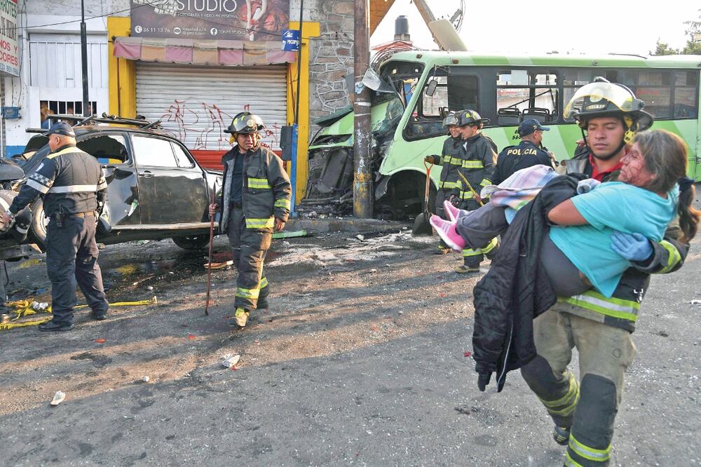 Paramédicos acudieron a auxiliar a los heridos que iban a bordo del camión de pasajeros, así como los que fueron alcanzados por el impacto del vehículo en la zona de Cuautepec, en la delegación Gustavo A. Madero. Foto: ARMANDO MARTÍNEZ. EL UNIVERSAL