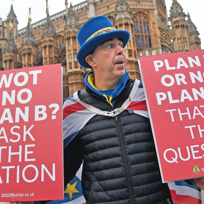 Manifestante pro europeo participa en una marcha frente al Parlamento de Reino Unido, ayer en la ciudad de Londres. ANDY RAIN. EFE