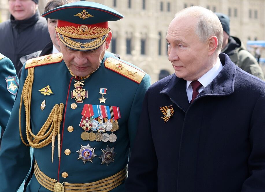 El presidente ruso, VladImir Putin, con el ministro de Defensa, Sergei Shoigu, caminan después de un desfile militar en el Día de la Victoria. Foto: EFE/Archivo