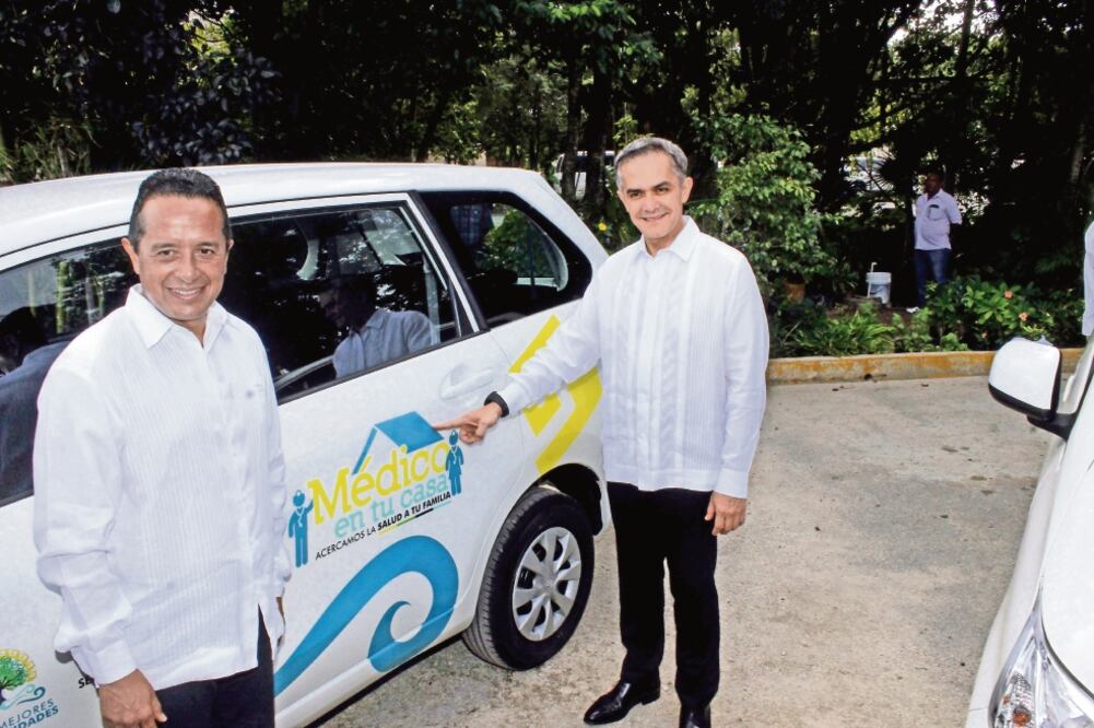 El gobernador de Quintana Roo, Carlos Manuel Joaquín González, y el jefe de Gobierno, Miguel Ángel Mancera, entregaron dos unidades del programa Médico en Tu Casa, Acercando la Salud a Tu Familia, que recorrerán las calles. (CORTESÍA GOBIERNO DE LA CDMX)
