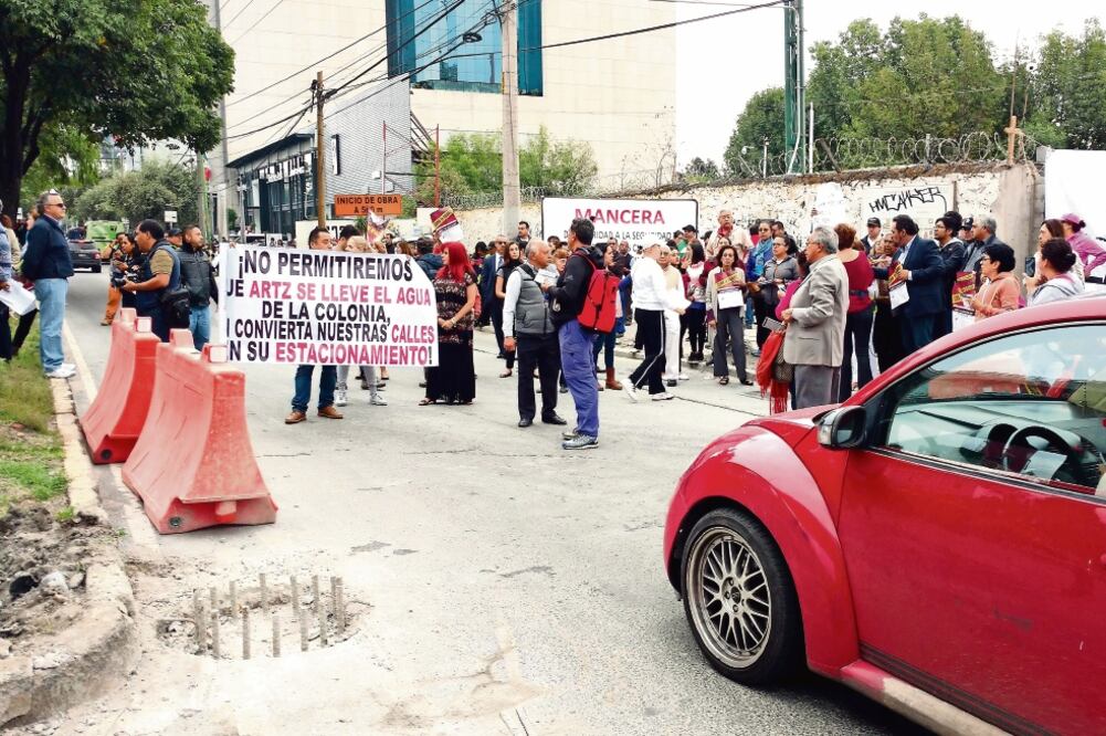 Granaderos replegaron a los manifestantes, quienes intentaron cerrar los carriles de alta velocidad de Periférico sur, por lo que en su lugar bloquearon los laterales. (GERARDO SUÁREZ. EL UNIVERSAL)
