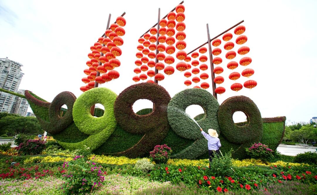 Empleados dan los últimos toques a los espacios del Centro Internacional de Conferencias de Xiamen, donde se llevará a cabo el Foro de Negocios BRICS. /Xinhua