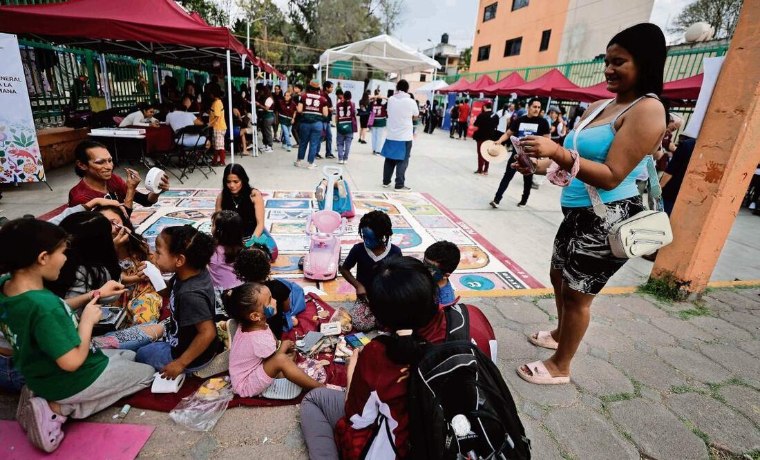 Este domingo, autoridades de la CDMX llevaron una feria de servicios y apoyos a los migrantes del campamento ubicado en Vallejo. (03/03/2025) Foto: Diego Simón Sánchez | El Universal