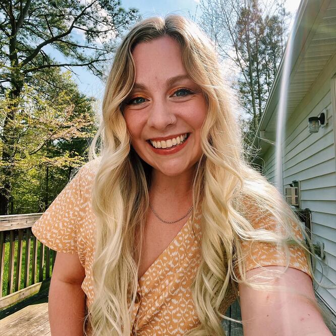 La maestra Abigail Zwerner, de 25 años, recibió un disparo en la mano y el pecho de estudiante de 6 años en clase el 6 de enero. Foto: Tomada de Facebook