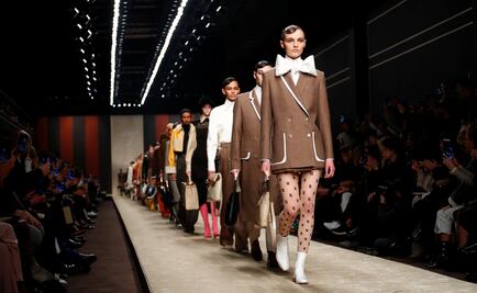 Fendi rinde homenaje a Karl Lagerfeld en Milán