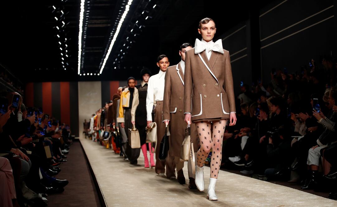 Durante la Semana de la Moda en Milán, Fendi rinde homenaje a Kar Lagerfeld. Foto: Reuters
