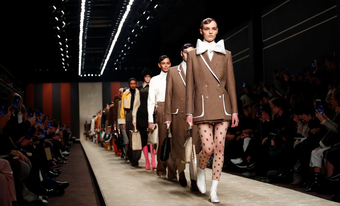 Durante la Semana de la Moda en Milán, Fendi rinde homenaje a Kar Lagerfeld. Foto: Reuters