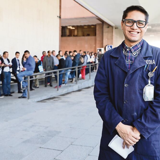 Ricardo Rodea lleva dos meses laborando en la Cámara Baja y espera desarrollar sus habilidades profesionales en el lugar. LUCÍA GODINEZ. EL UNIVERSAL