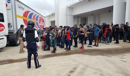 Rescatan en Veracruz a 334 migrantes que viajaban hacinados en caja de tráiler 