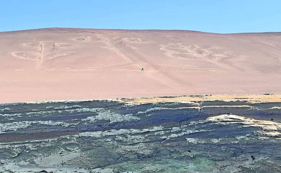 El domingo una persona no identificada camino por la zona. Foto: EFE