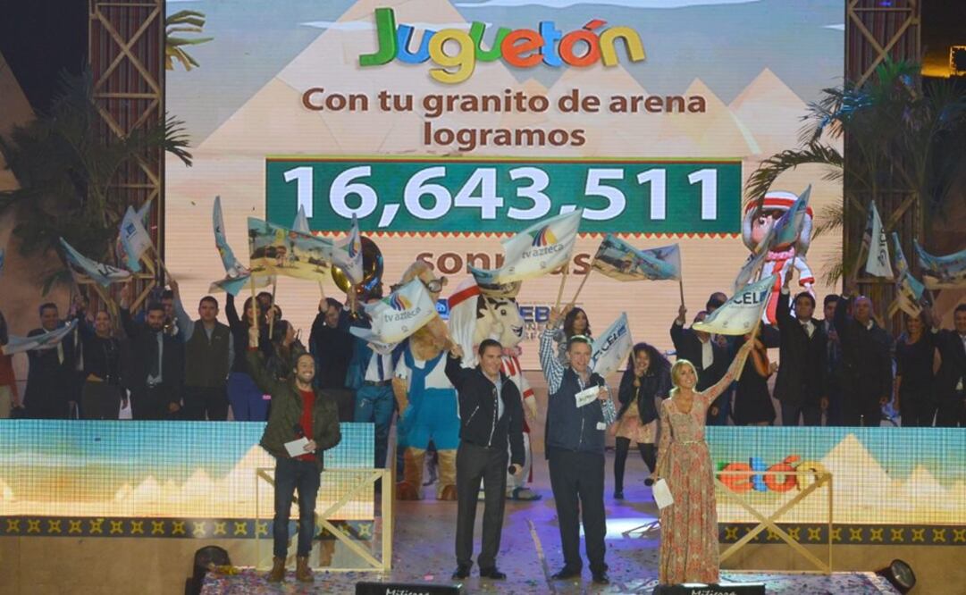 Lambda García, conductor; Rafael Moreno Valle, Gobernador de Puebla; Jorge Garralda, Líder de la Campaña Juguetón y Shanik Aspe, conductora. FOTO: Especial 