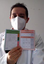 "Da miedo porque es nueva, pero es lo que hay", dice médico vacunado contra Covid-19