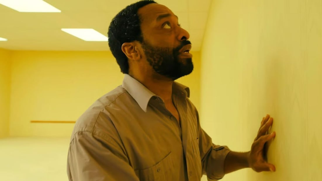 El actor británico Chiwetel Ejiofor interpreta a Clark en Backrooms: sin salida, un personaje atrapado entre sus traumas personales y un inquietante universo paralelo. Crédito: Especial