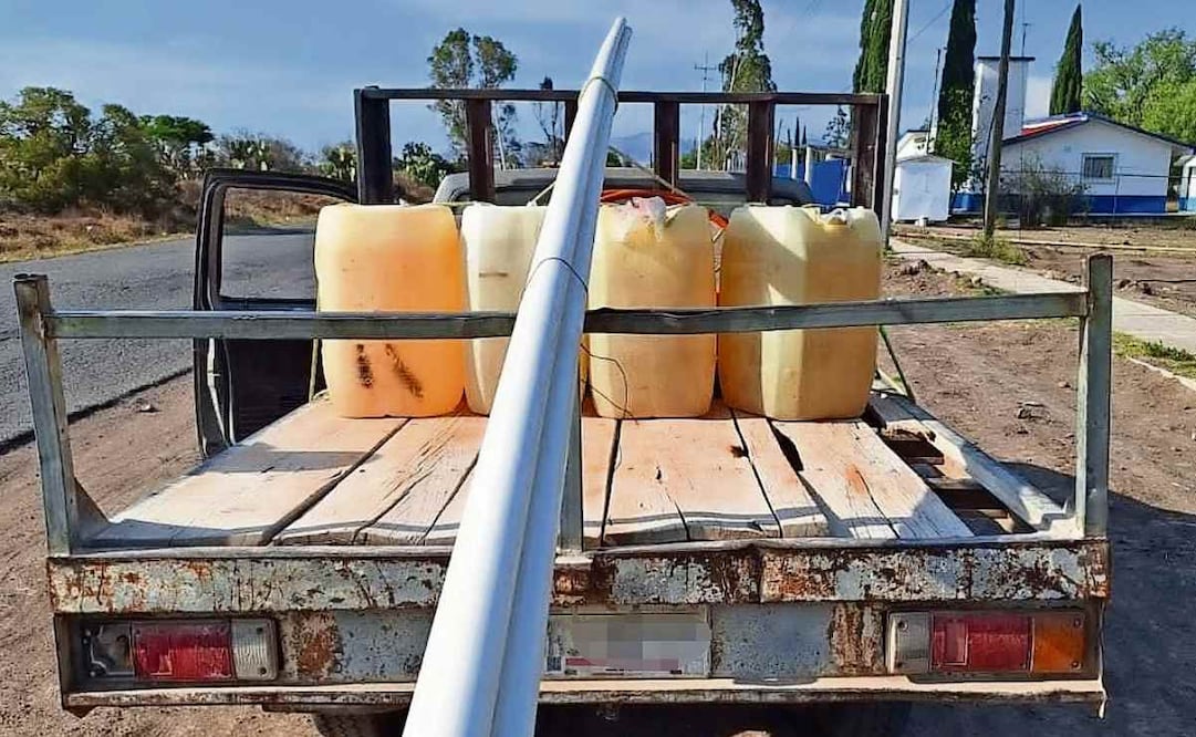 Las pérdidas económicas para Pemex alcanzan los 20 mil millones de pesos anuales, derivadas de la perforación y el robo en ductos, así como de la extracción en refinerías. En la foto se observa como decomisan mil litros de hidrocarburo en Tulancingo el jueves 14 de marzo del 2024. Foto: EL UNIVERSAL/EL UNIVERSAL HIDALGO/archivo