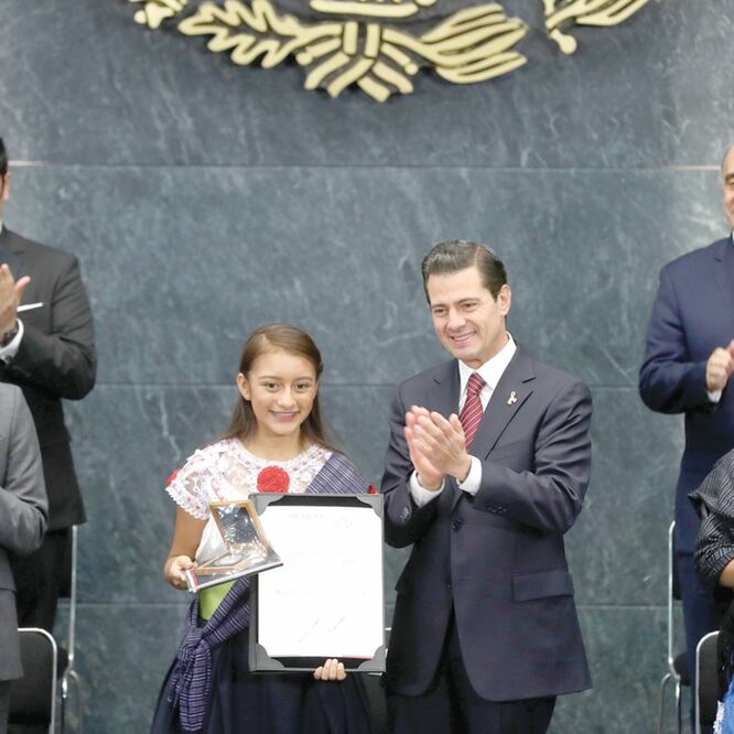 El Presidente Enrique Peña Nieto entregó ayer el Premio Nacional de la Juventud 2018 en diferentes categorías y resaltó el aporte de su administración para este sector de la población. Foto: JUAN CARLOS REYES. EL UNIVERSAL