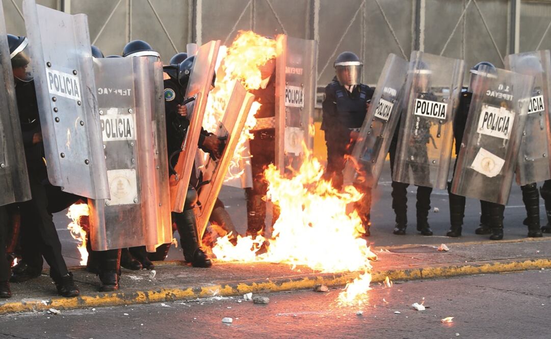 Tras asumir el poder, la jefa de Gobierno, Claudia Sheinbaum, prometió a los capitalinos "no reprimir el pueblo", ante esto, anunció la supresión del cuerpo de granaderos o policías antimotines de la Ciudad de México.