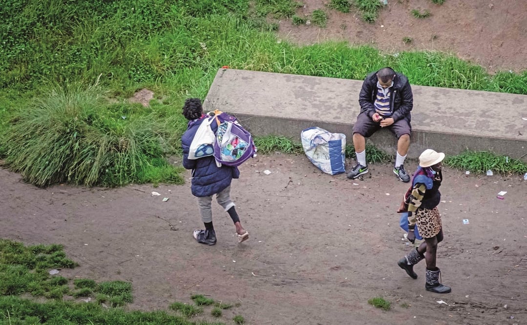 Paseantes en el Jardín d’Eole, en el noreste de París, que ha sido abierto a los usuarios de crack. Foto: JOEL SAGET. AF
