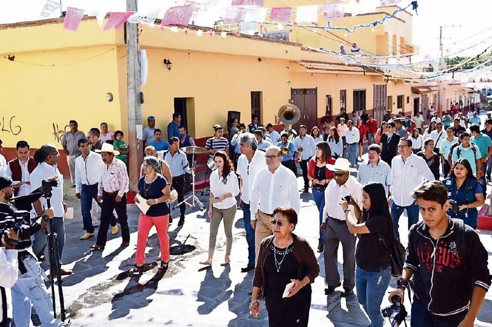 El gobernador de Morelos, Graco Ramírez, recorrió —en compañía de lugareños— diversas calles del pueblo (ESPECIAL)