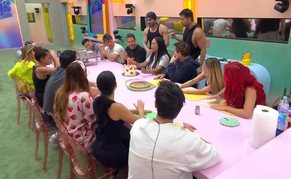 La influencer celebró sus 36 años con el cariño de sus compañeros y el público. Foto: Captura de pantalla.