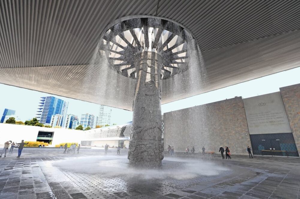 Para la limpieza del Paraguas se usó la técnica ice-blaster, la cual aplica hielo seco con presión controlada a las superficies. (IRVIN OLIVARES. EL UNIVERSAL)