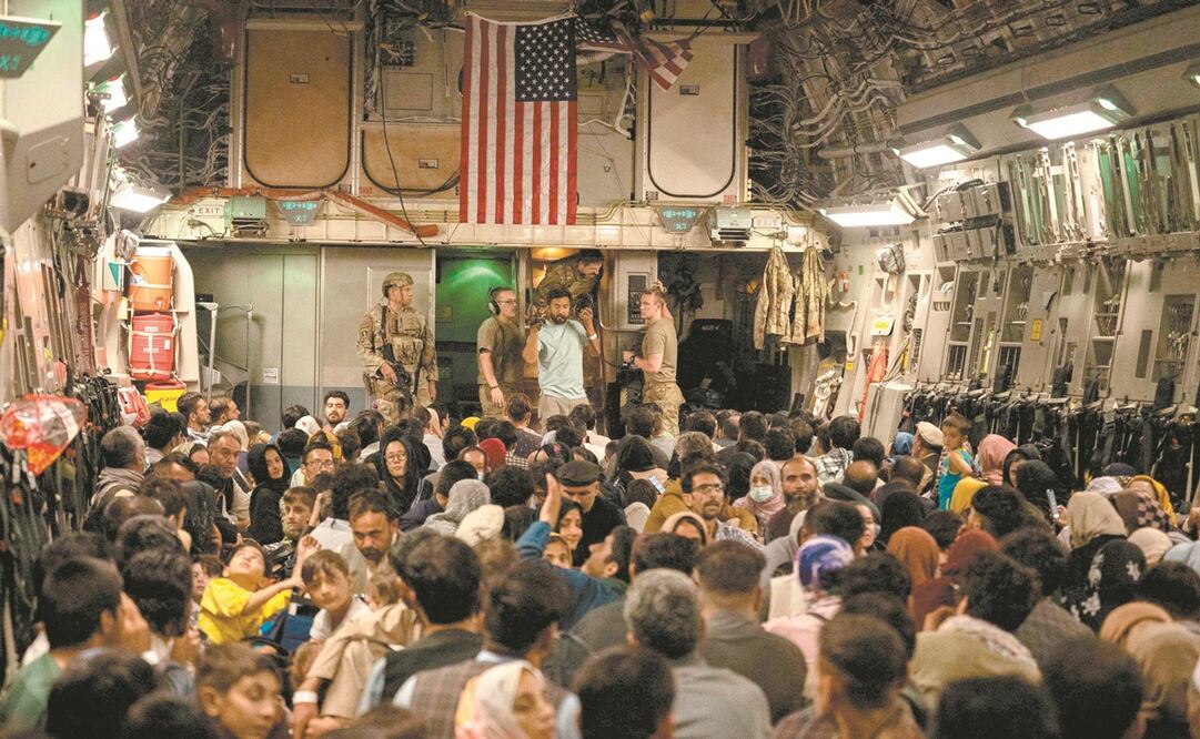 Civiles afganos son evacuados por el ejército de Estados Unidos, el 19 de agosto de 2021, en un lugar no revelado. Foto: Brandon Cribelar/ AFP.
