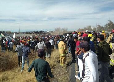 Tractocamión que transportaba cerveza se vuelca en carretera Zacatecas–Durango; más de 400 personas saquearon el producto