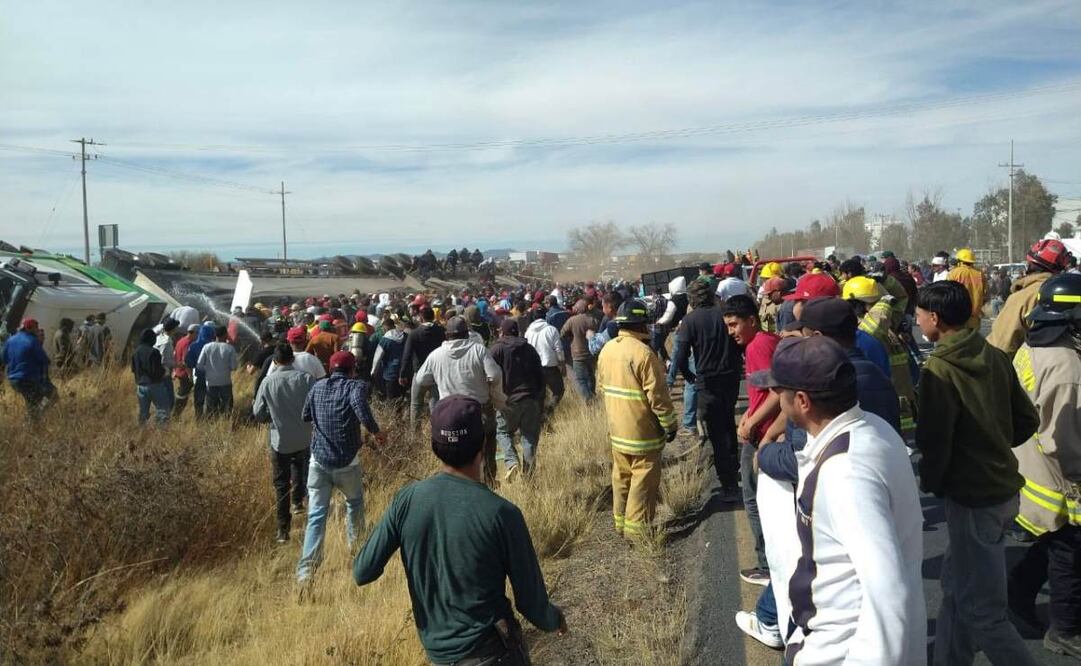 Se estima que entre 400 y 500 personas saquearon las cervezas en la carretera Zacatecas–Durango (13/01/2025). Foto: Especial