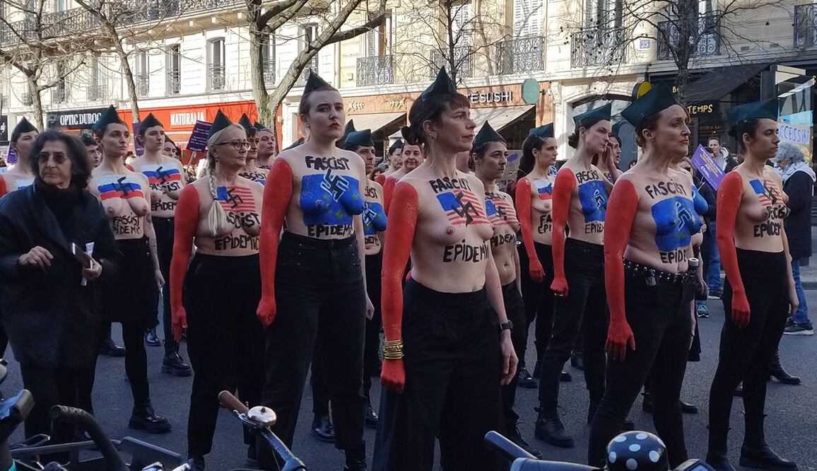 Activistas del grupo feminista Femen con las palabras "Epidemia fascista" pintadas en sus torsos participan en una marcha conmemorativa del Día Internacional de de la Mujer, en París. Foto: AFP