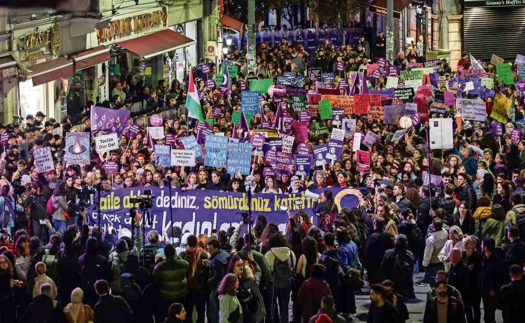 Asistentes a una manifestación por el Día Internacional de la Eliminación de la Violencia contra la Mujer en Estambul. Foto: Erdem Sahin / EFE