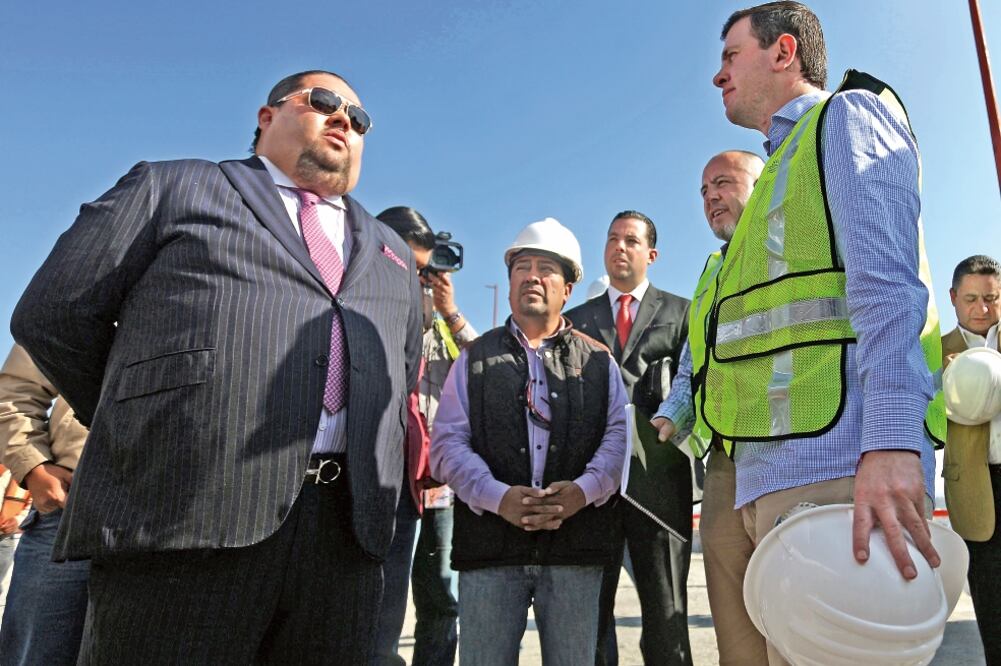 En diciembre de 2014, Emir Garduño Montalvo, conocido como #LordRollsRoyce, y el ex comisionado para la Seguridad y Desarrollo Integral de Michoacán, Alfredo Castillo, revisaron la construcción de un puente vehicular en Morelia (ARCHIVO EL UNIVERSAL)
