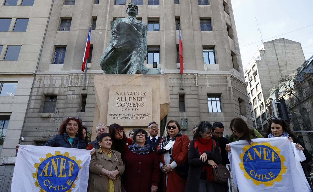 Varias personas con banderas de la Agrupación Nacional de Empleados Fiscales (Anef) participan en uno de los actos conmemorativos por el aniversario del golpe de Estado, en Santiago. Foto: EFE