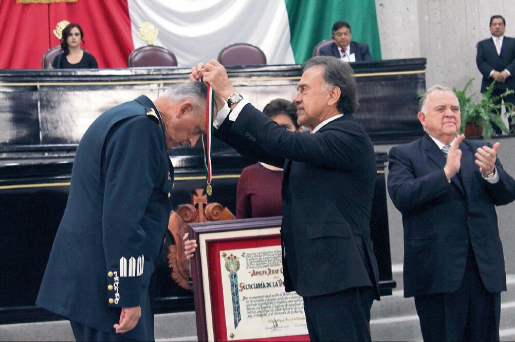 El titular de la Sedena, Salvador Cienfuegos Zepeda, prometió al gobernador del de Veracruz, Miguel Ángel Yunes, que las Fuerzas Armadas seguirán trabajando con su gobierno en el esfuerzo por pacificar la entidad (CORTESÍA)