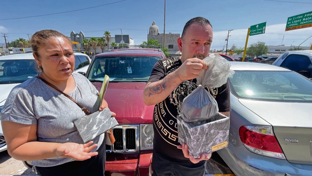 Maricruz Reveles abrió la urna de su padre y se encontró con que las cenizas son básicamente carbón, por lo que acudió a la fiscalía estatal. Foto: Paola Gamboa / EL UNIVERSAL