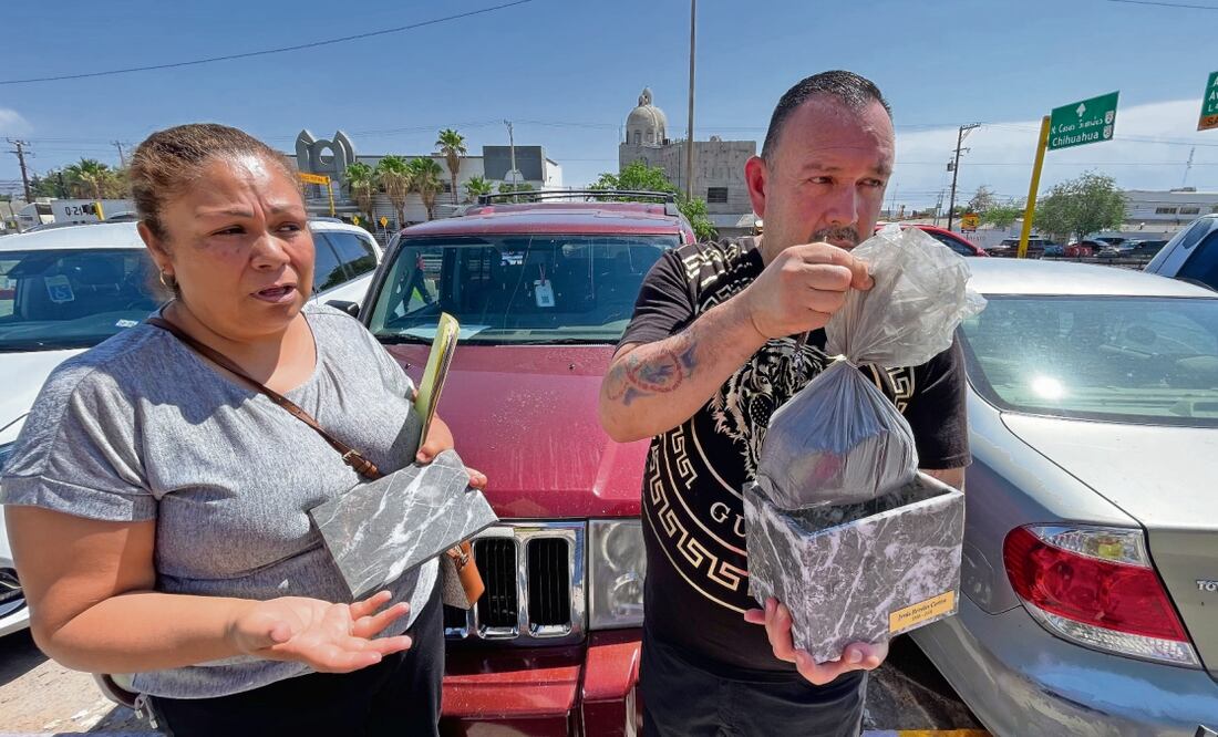 Maricruz Reveles abrió la urna de su padre y se encontró con que las cenizas son básicamente carbón, por lo que acudió a la fiscalía estatal. Foto: Paola Gamboa / EL UNIVERSAL