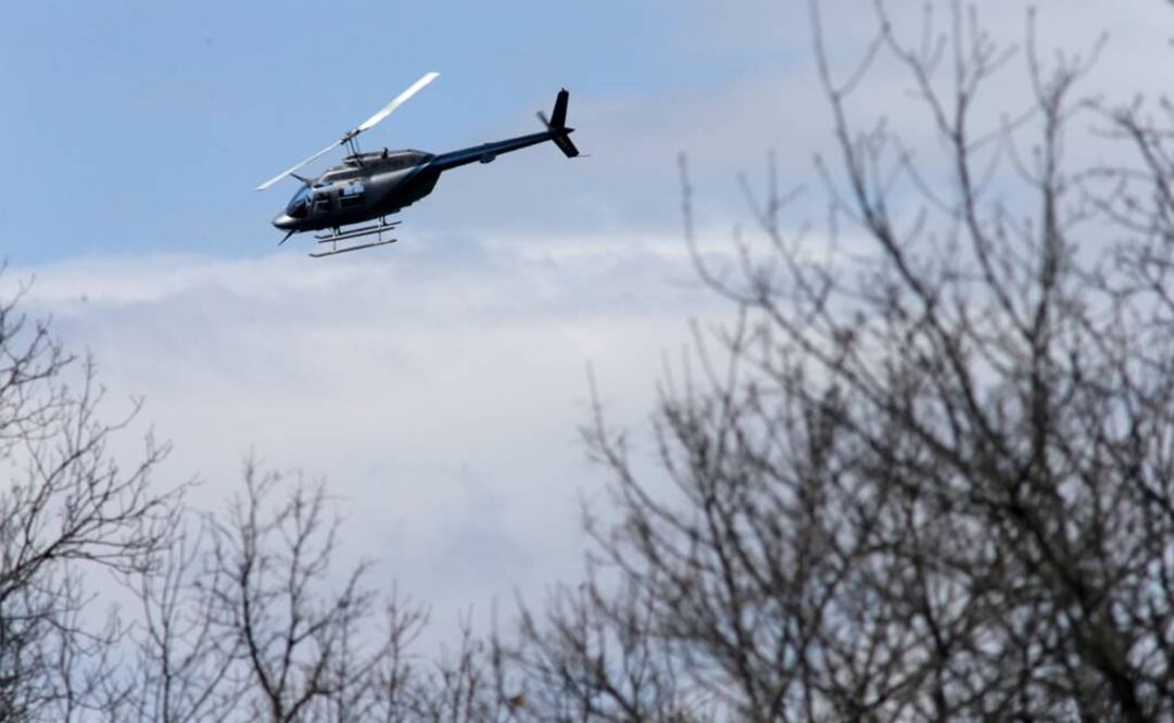 La persecución, que incluyó helicópteros, perros policía y por lo menos un equipo táctico SWAT, inició a última hora del lunes luego del primer tiroteo (Foto: AP)