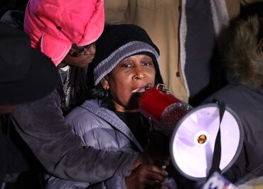 Madre de Tyre Nichols acusa a policías de Memphis de pegarle "como a una piñata"