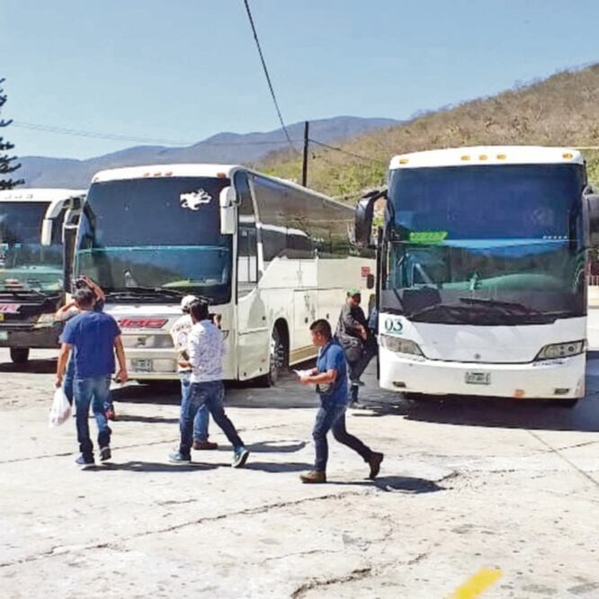 Unos 400 pobladores partieron en autobuses y camionetas rumbo a la capital del país para exponer sus demandas frente al Palacio Nacional. CORTESÍA