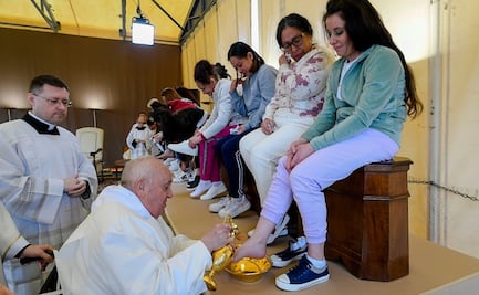 En silla de ruedas, Papa Francisco lava los pies a reclusas por Jueves Santo