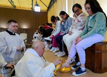En silla de ruedas, Papa Francisco lava los pies a reclusas por Jueves Santo