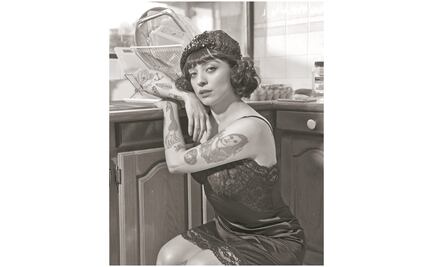 Mon Laferte hace pastel para su roomie