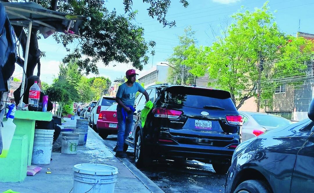 “El espacio público no se vende ni se condiciona: se respeta”, dijo la jefa de Gobierno, Clara Brugada, aunque los viene-viene no hacen caso a la consigna. Foto: Alberto González / EL UNIVERSAL