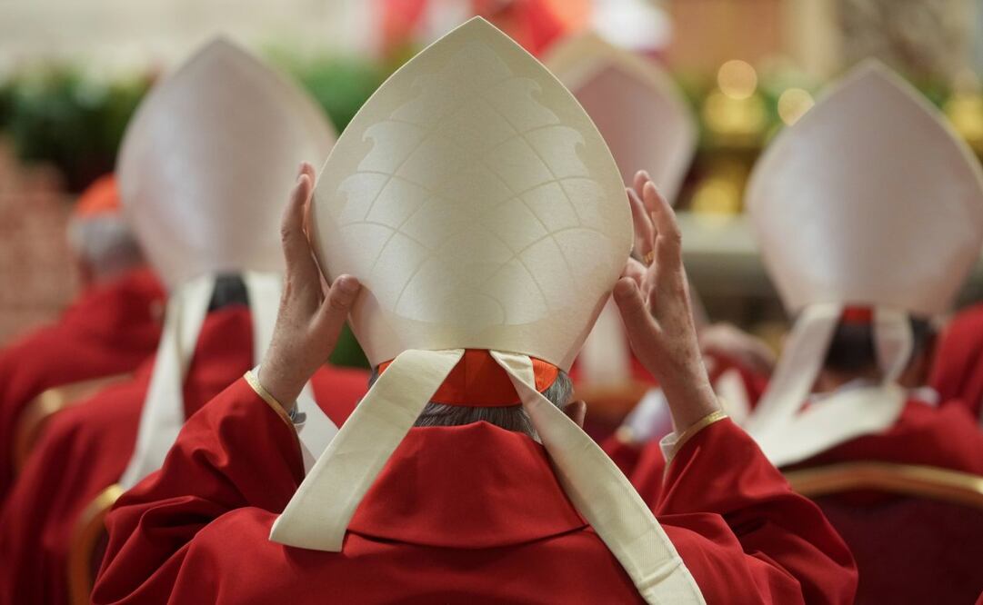 Cardenales asisten a una misa en el quinto de nueve días de duelo por el fallecido papa Francisco, en la basílica de San Pedro, en el Vaticano, el miércoles 30 de abril de 2025. Foto: AP