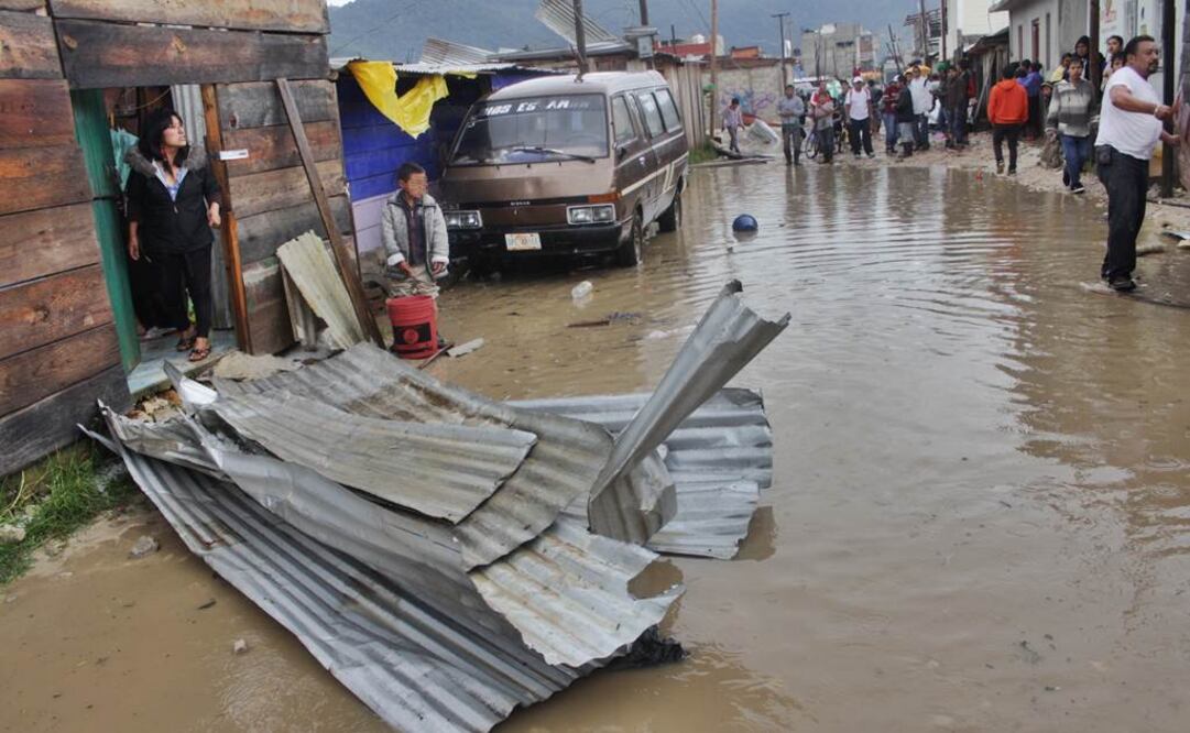 La mujer indígena que estaba acompañada por familiares cercanos pidió la intervención de las autoridades para que le ayuden a reconstruir su vivienda  (Foto: Pepe Camas EL UNIVERSAL)