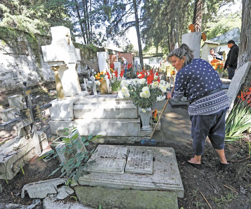 Las personas acuden a los panteones a limpiar las tumbas para la llegada de sus muertos. Foto: JORGE ALVARDO. EL UNIVERSAL