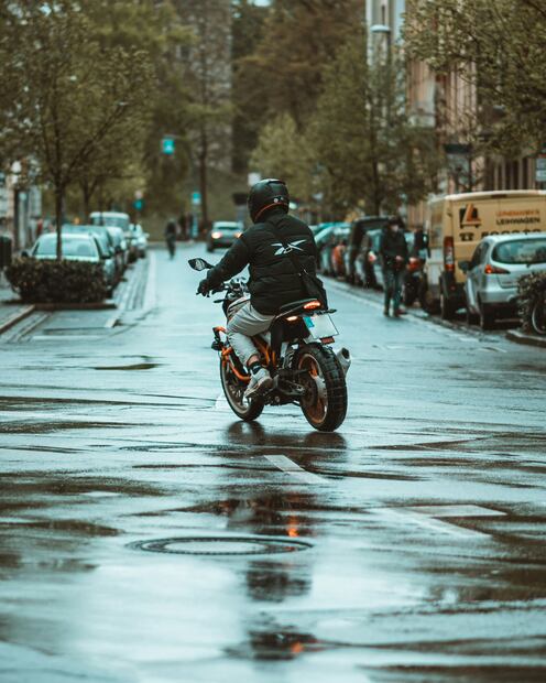 Extrema precauciones si manejas una moto en la lluvia. Foto: Unsplash