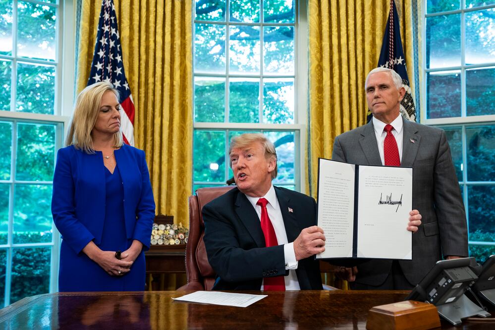 Orden ejecutiva firmada por el presidente, Donald Trump, para acabar con la separación de niños inmigrantes de sus padres (Foto: AFP)