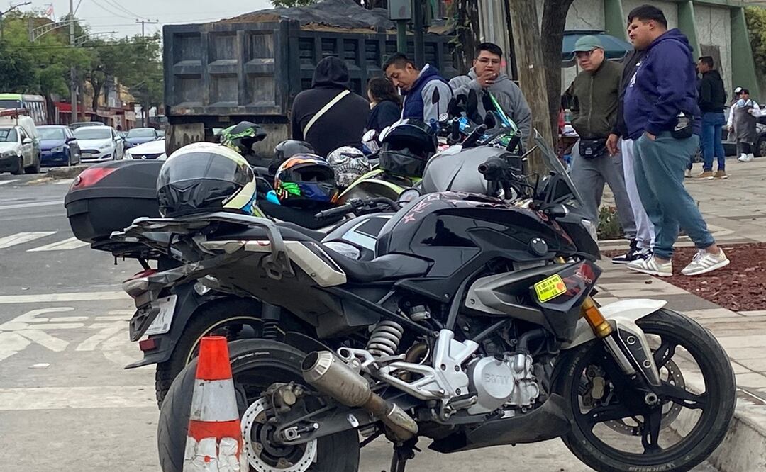 Motos que ofrecen servicio de taxis invaden las inmediaciones del Cablebús Línea 3 en estación Vasco de Quiroga. Foto: Juan Carlos Williams