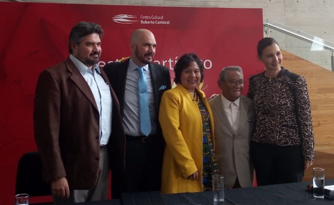 Maestro José Julio Díaz Infante, Roberto Cantoral, director de la SACM, Lucina Jiménez, directora de Instituto Nacional de Bellas Artes y Literatura, Armando Manzanero y Erica Millet, secretaria de la cultura y las artes de Yucatán