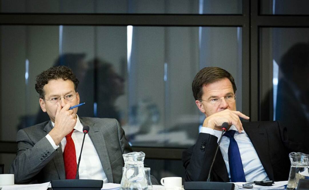 El presidente del Eurogrupo, Jeroen Dijsselbloem,  y el primer ministro holandés, Mark Rutte, durante una reunión sobre el programa de rescate para Grecia. (Foto: EFE)
