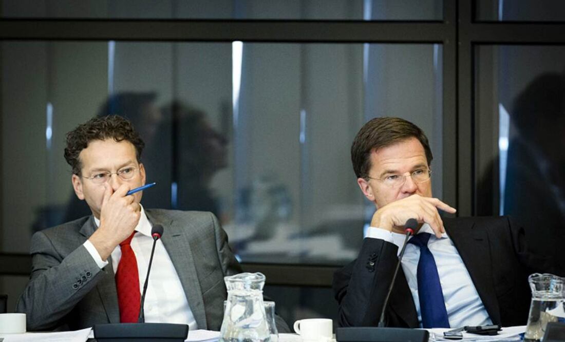 El presidente del Eurogrupo, Jeroen Dijsselbloem, y el primer ministro holandés, Mark Rutte, durante una reunión sobre el programa de rescate para Grecia. (Foto: EFE)